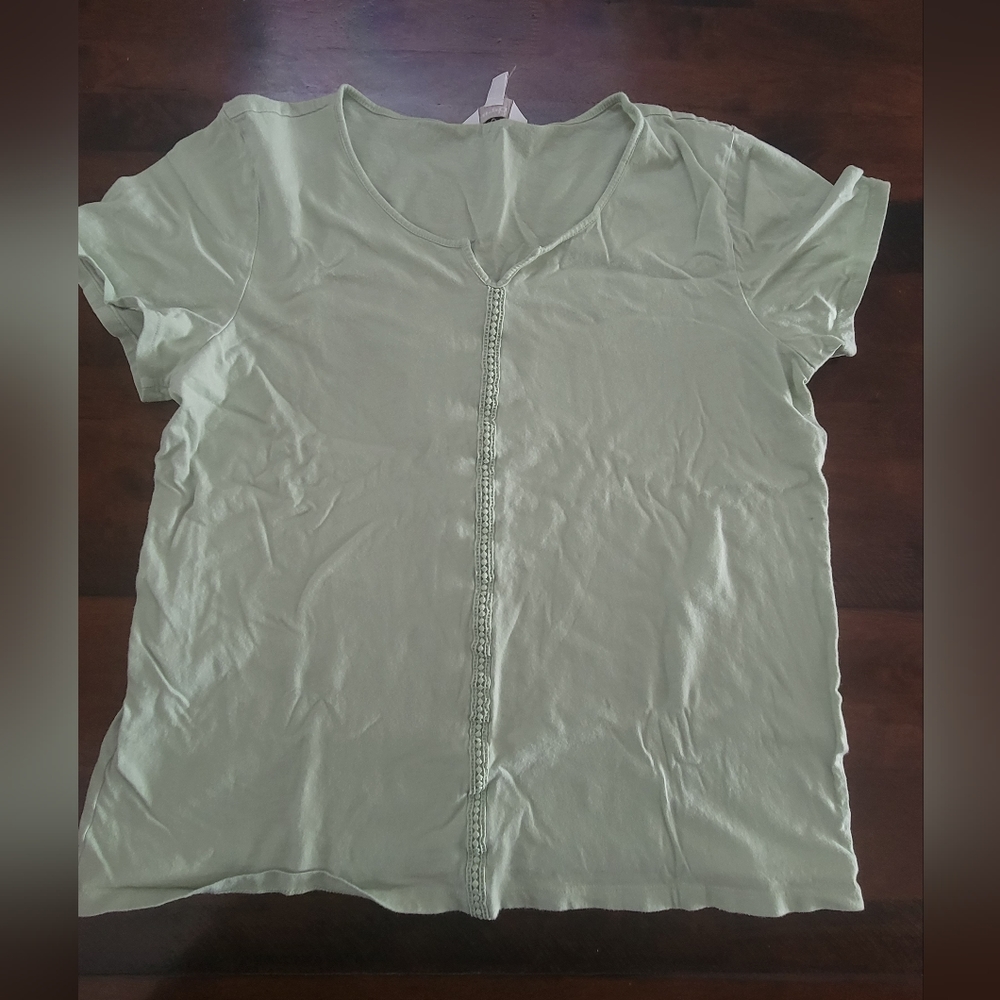 🔹️ Light green shirt